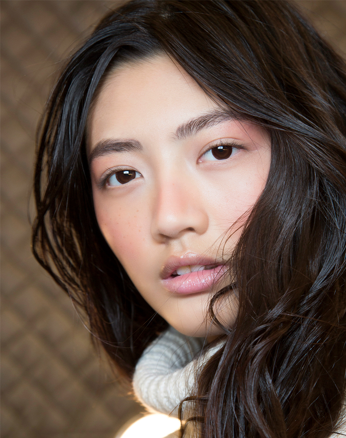 woman wavy hair clear skin