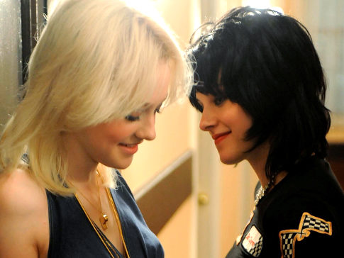 Dakota Fanning Kristen Stewart The Runaways kissing kiss lesbian