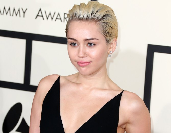 miley-cyrus-black-dress