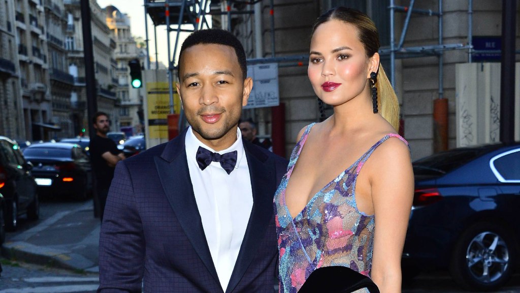 Chrissy Teigen & Luna's Twin Photo Is Literally Like Seeing Double