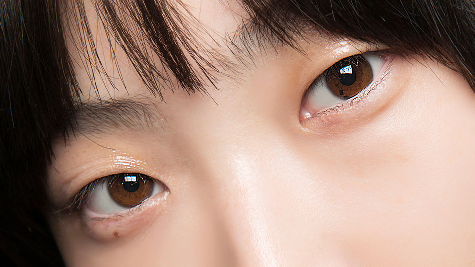 Model with Clear Eyes