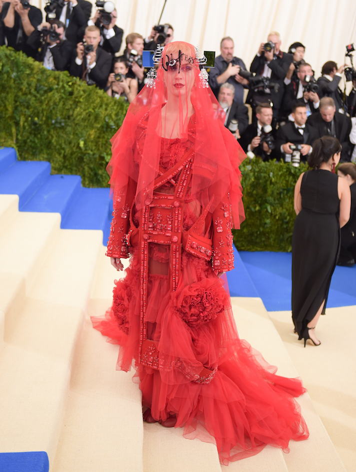STYLECASTER | 43 Celebrity Met Gala Looks That Went Down in Fashion History