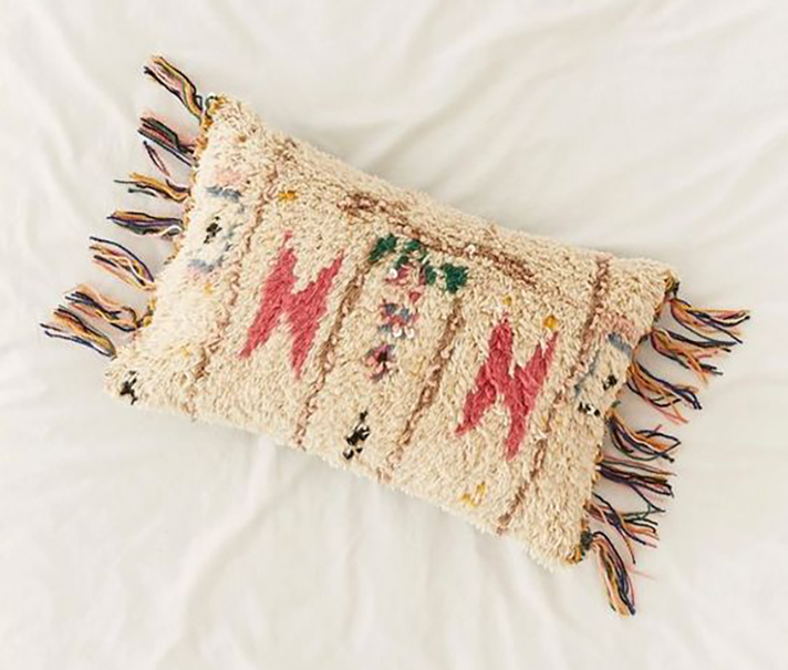 STYLECASTER | Pillows So Fuzzy They're Basically Blankets