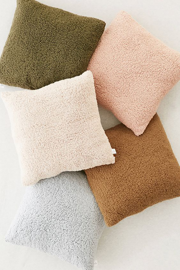 STYLECASTER | Pillows So Fuzzy They're Basically Blankets