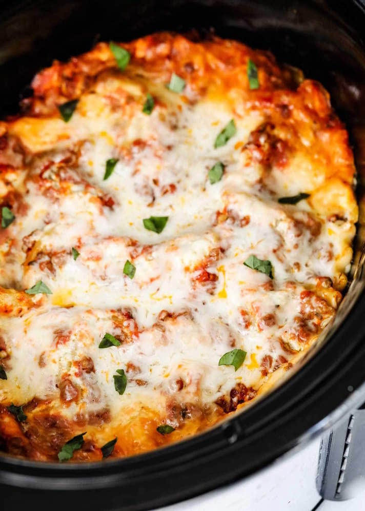 STYLECASTER | Slow-Cooker Date Night Recipes That Aim To Please | Easy Lasagna