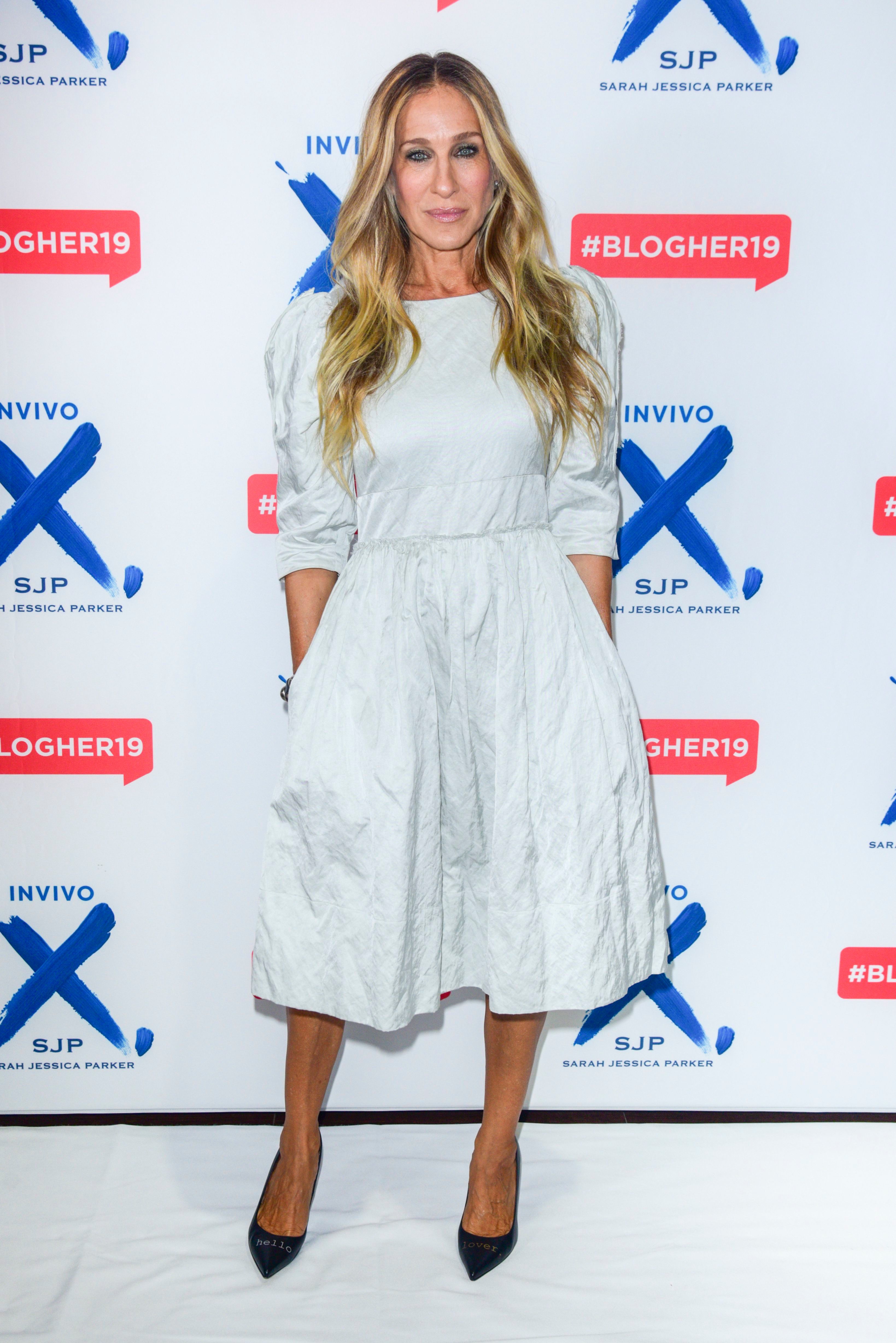 STYLECASTER | Sarah Jessica Parker Just Blessed Us With the Perfect Fall Transitional Outfit