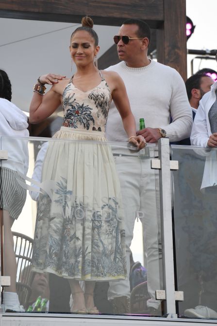 Jennifer-lopez-alex-rodriguez-super-bowl-photos-2020-image