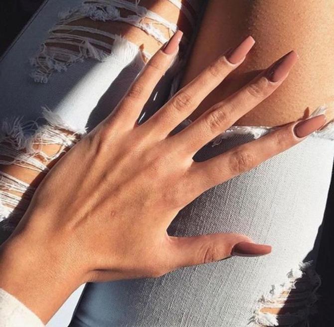 the-nudes-press-or-glue-on-nails