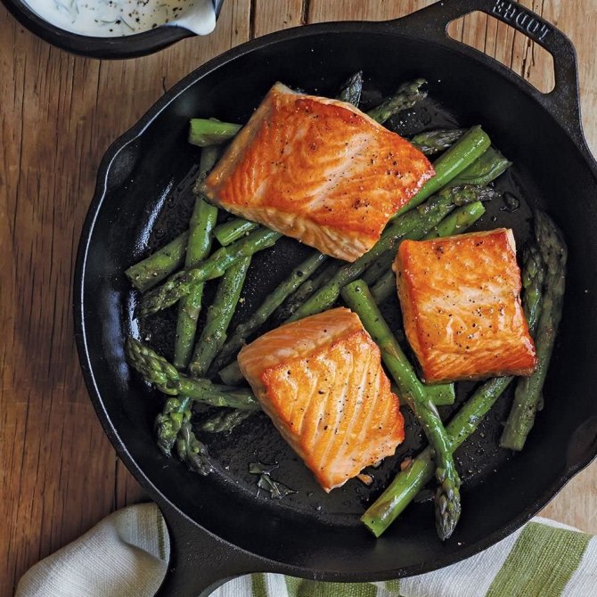  Lodge Pre-Seasoned Cast Iron Skillet 