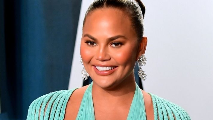 chrissy-teigen-hanalei-lip-treatment