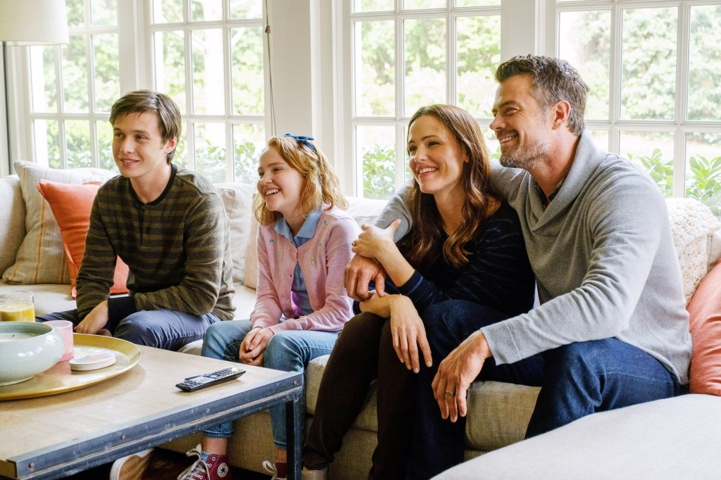 L-R: Nick Robinson, Talitha Eliana Bateman, Jennifer Garner, Josh Duhamel