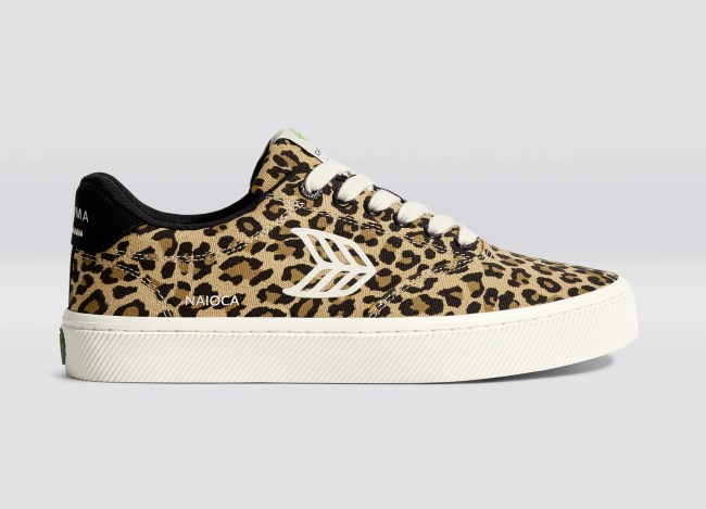 naioca in leopard canvas cariuma