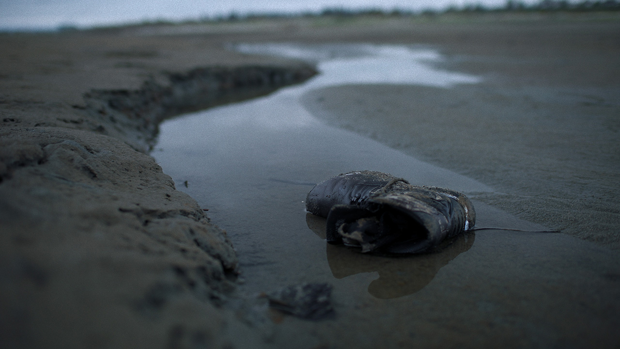 Files of the Unexplained. A shoe on the shore