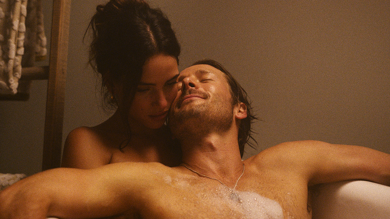 Hit Man. (L to R) Adria Arjona as Madison Masters and Glen Powell as Gary Johnson.