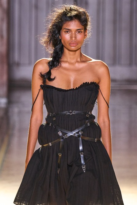 A model at Meuret Tolegen SS25 with highlight.