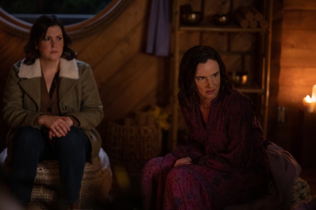 (L-R): Melanie Lynskey as Shauna and Juliette Lewis as Natalie in YELLOWJACKETS, "It Chooses".