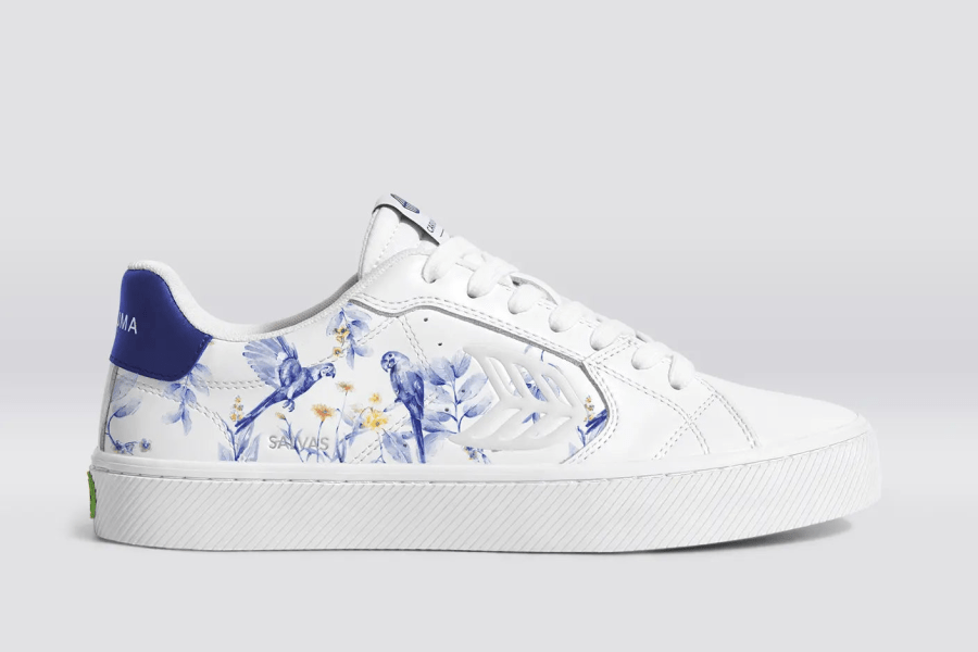 Cariuma Salvas White Smooth Leather/Blue Parrot Print